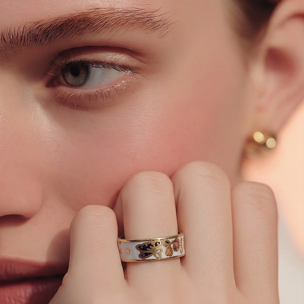 Vintage Gold and White Enamel Ring!